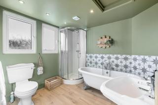 Stunning 5 bed city hideaway with full kitchen and free high-speed wi-fi - 6