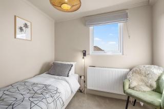 Stunning 5 bed city hideaway with full kitchen and free high-speed wi-fi - 5