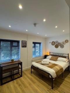 Townhouse Studio with Kitchen & Ensuite - Great Location - 3