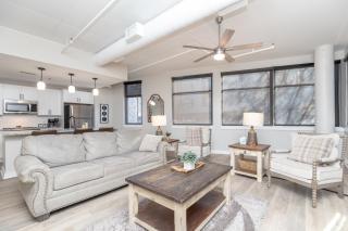 Luxurious Downtown 2 bedroom 2 bath with views 1M - 6