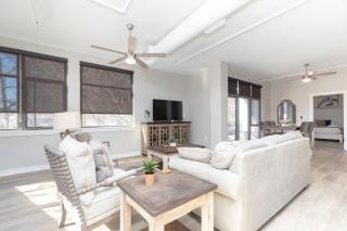 Luxurious Downtown 2 bedroom 2 bath with views 1M - 5