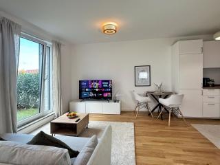 HolidayHome Apartments I Airport Deluxe Condo with Terrace - 6