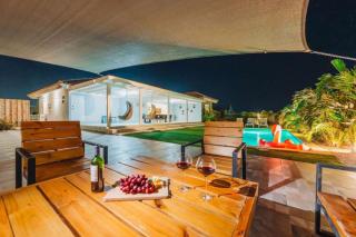 Local Vibes Villa, Big Pool and Outdoor, 10 sleeps - Soledad - 2