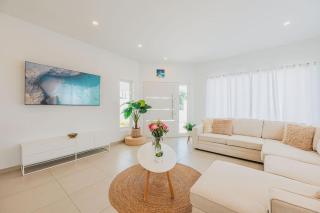 Cozy Villa, BBQ, Spacious Outdoor, Pool, 6 Sleeps - 7