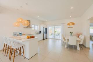 Cozy Villa, BBQ, Spacious Outdoor, Pool, 6 Sleeps - 2