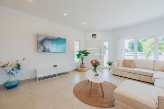 Cozy Villa, BBQ, Spacious Outdoor, Pool, 6 Sleeps - 1