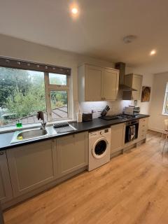 2 Bed Contractor Accommodation - 15min Drive to Heathrow & Windsor - 1