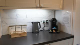 Cosy 2 Bed Maisonette near Heathrow & Windsor - 1