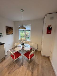 Cosy 2 Bed Maisonette near Heathrow & Windsor - 6