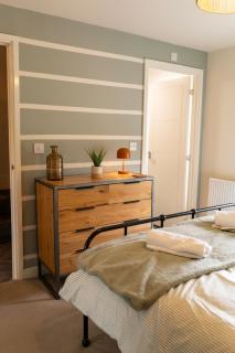 4 Bedroom Retreat - Sleeps 7 - Parking - Country Park location - 0