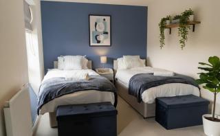 Spacious 4-Bedroom Retreat - Sleeps 7 - Parking - Near Country Park - 2