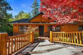 Big Bear Cozy Cottage - Hot Tub, Close to Lake, WiFi, Pet Friendly - 0