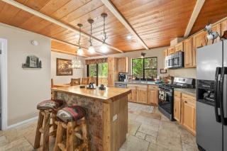 Big Bear Cozy Cottage - Hot Tub, Close to Lake, WiFi, Pet Friendly - 7