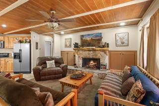 Big Bear Cozy Cottage - Hot Tub, Close to Lake, WiFi, Pet Friendly - 6