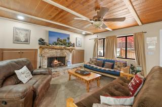 Big Bear Cozy Cottage - Hot Tub, Close to Lake, WiFi, Pet Friendly - 8