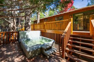 Big Bear Cozy Cottage - Hot Tub, Close to Lake, WiFi, Pet Friendly - 9