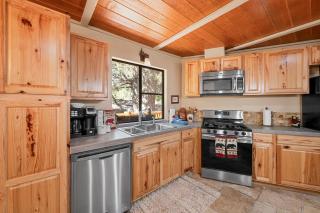 Big Bear Cozy Cottage - Hot Tub, Close to Lake, WiFi, Pet Friendly - 1