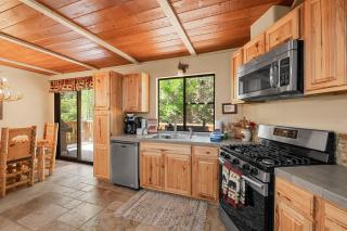 Big Bear Cozy Cottage - Hot Tub, Close to Lake, WiFi, Pet Friendly - 2