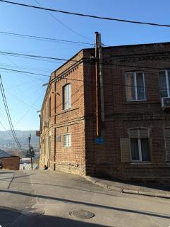 Modern 1BR with Orange Accents - 4