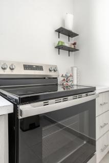 Modern 2 Bed Room Suite in Art District - 8