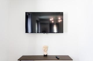 Modern 2 Bed Room Suite in Art District - 4
