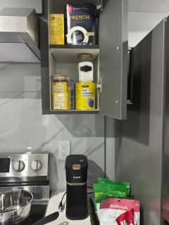 Modern comfort just 20 minutes from the airport, with a full kitchen - 1