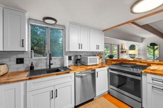 Deer Canyon Home - Walk to slopes, Hot tub, Foosball - 2