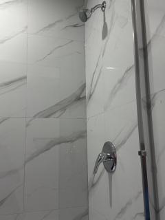 Modern comfort just 20 minutes from the airport, with a full kitchen - 2