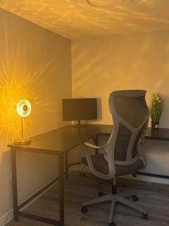 Modern comfort just 20 minutes from the airport, with a full kitchen - 3