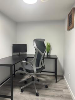 Modern comfort just 20 minutes from the airport, with a full kitchen - 4