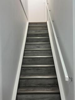 Modern comfort just 20 minutes from the airport, with a full kitchen - 8