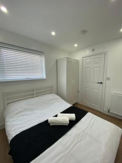 Modern en-suite rooms Luton air port - 3
