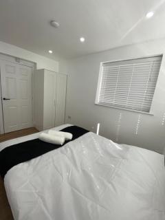 Modern en-suite rooms Luton air port - 1
