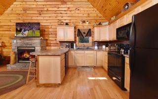 Think a Little Less - Outdoor Hot Tub, Pool Table, Arcade + Air Hockey! - 9