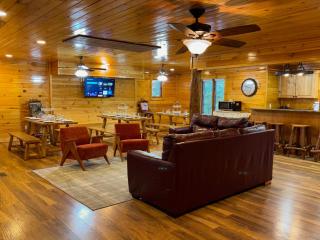 American themed 9BR sleeps 43 cabin in Gatlinburg with tons of games and space! - 8