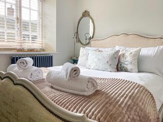 Stylish Cottage, Centrally located, Close to Beach - 0