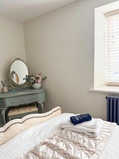 Stylish Cottage, Centrally located, Close to Beach - 4