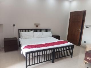 Family Guest House Rooms For Rent - 9