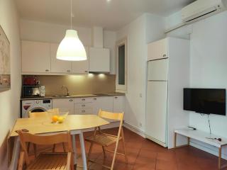 Cute 1 bedroom apt. Super central location. R.K - 8