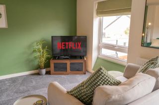 Spacious 4-Bedroom Retreat - Sleeps 7 - Parking - Near Country Park - 9