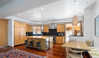 Elegant Three-Bedroom Canal-Front Home with Spacious Layout - 3