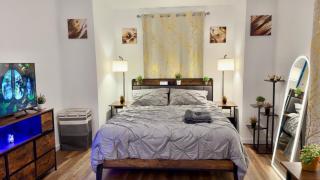 Spacious Private Ensuite, With Private Bath, Outdoor Space, Workstation, Gym, & All Utilities Included in Point Breeze Home - 9