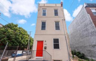 Spacious Private Ensuite, With Private Bath, Outdoor Space, Workstation, Gym, & All Utilities Included in Point Breeze Home - 3