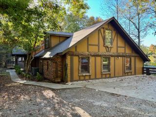 American themed 9BR sleeps 43 cabin in Gatlinburg with tons of games and space! - 4