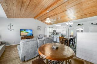 Cajun Shrimp Min to Beach Resort Pool & Slide - 1