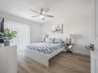 Waterfront-Family & Pet Friendly for 6 - 7