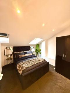 Designer 2-Bed Flat by Tower Bridge - 7