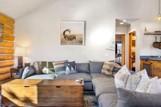 Cowboy Heaven Cabin Ski-In Ski-Out Hot Tub - 3