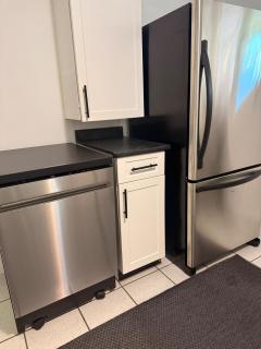 Newly Renovated - Self contained Suite - Sleeps 6 - 6