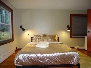 Beautiful Guest Cabin on Quiet Estate - 9